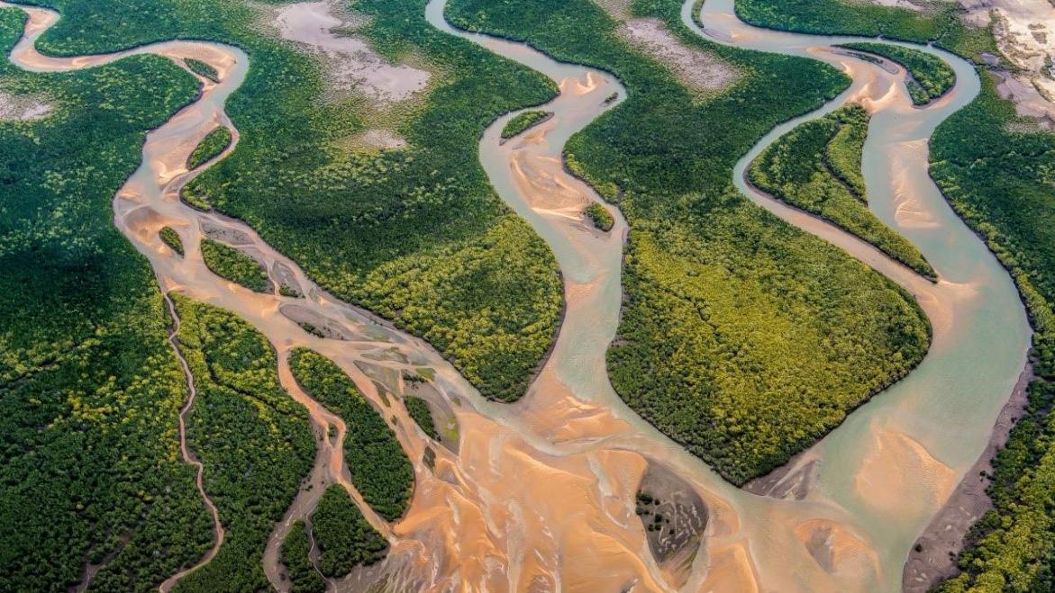 Space technologies for transboundary water management 